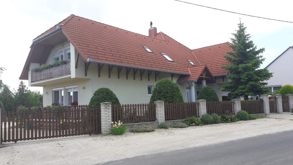 Szalóky Apartmanház Gyenesdiás Esterno foto