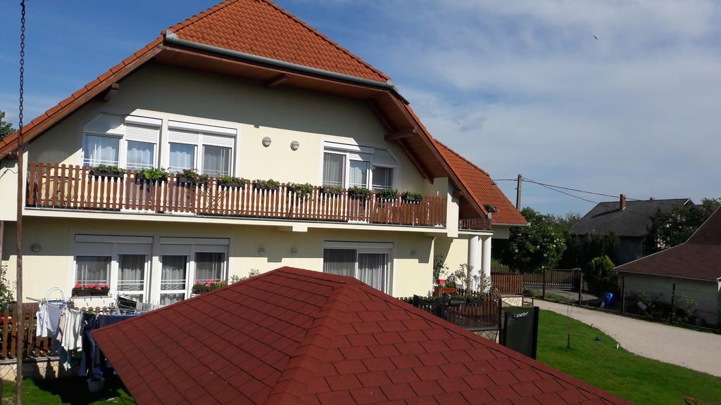 Szalóky Apartmanház Gyenesdiás Esterno foto
